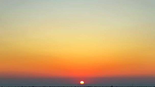 heller Sonnenuntergang im Hintergrund des Meeres - Foto, Bild