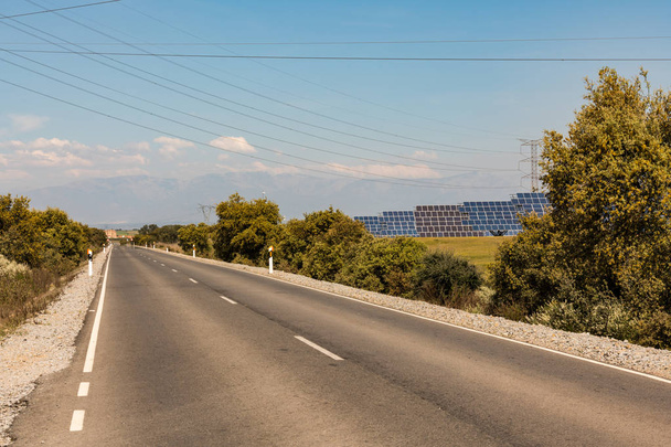 Solární panely z fotovoltaické rostliny vedle silnice u ALMARAZ - Fotografie, Obrázek