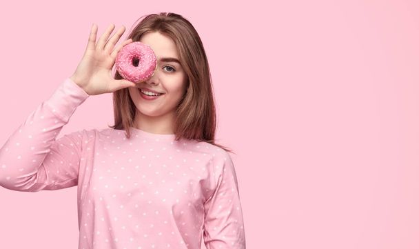 Cute teenager with sweet donut - Fotoğraf, Görsel