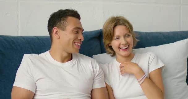 Jóvenes pareja de raza mixta disfrutar de su mañana en la cama
 - Metraje, vídeo