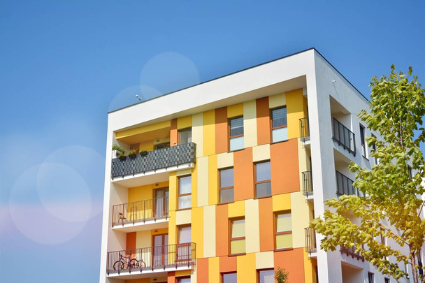 Modern appartementengebouw detail, glazen oppervlak met zonlicht - Foto, afbeelding