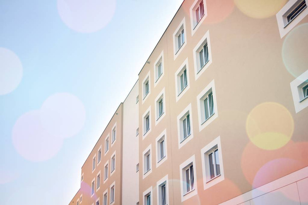 Μοντέρνο διαμέρισμα κτίριο λεπτομέρεια, γυάλινη επιφάνεια με ηλιακό φως - Φωτογραφία, εικόνα