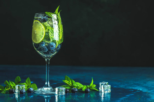 Letní alkoholické borůvkový koktejl mojito - Fotografie, Obrázek