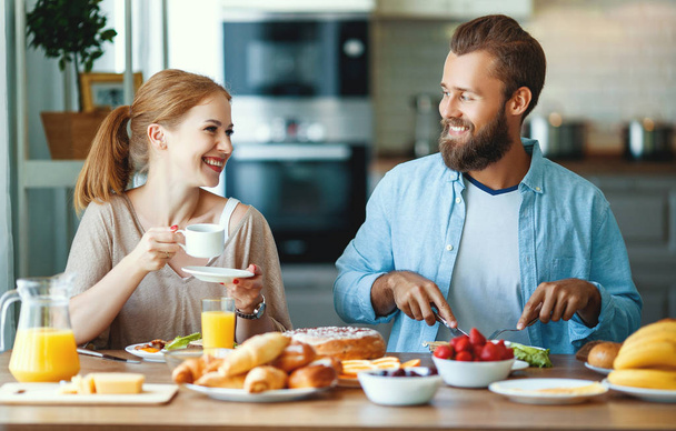 οικογένεια ευτυχισμένο ζευγάρι έχουν πρωινό στην κουζίνα σε Μόρνιν - Φωτογραφία, εικόνα