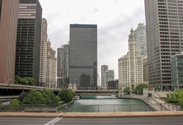 Chicago. Hermoso horizonte de la ciudad y río
 - Foto, imagen