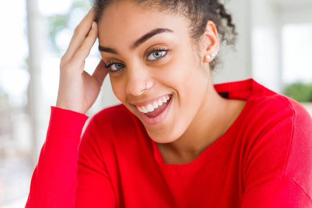 Красивая молодая африканская американка улыбается веселой, дружелюбной
 - Фото, изображение