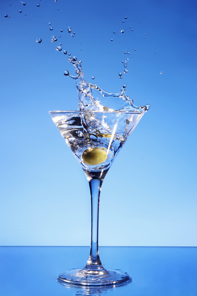 Des éclaboussures d'olive dans un verre Martini
 - Photo, image
