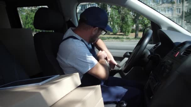 Pracovník doručovací služby v jednotném startovním autě - Záběry, video