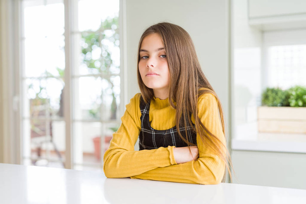 Joven niña rubia hermosa usando suéter amarillo casual en casa buscando soñoliento y cansado, agotado por la fatiga y la resaca, ojos perezosos en la mañana
. - Foto, imagen
