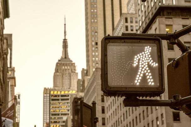 przejście dla pieszych znak ok na światłach manhattan - Nowy Jork - Zdjęcie, obraz