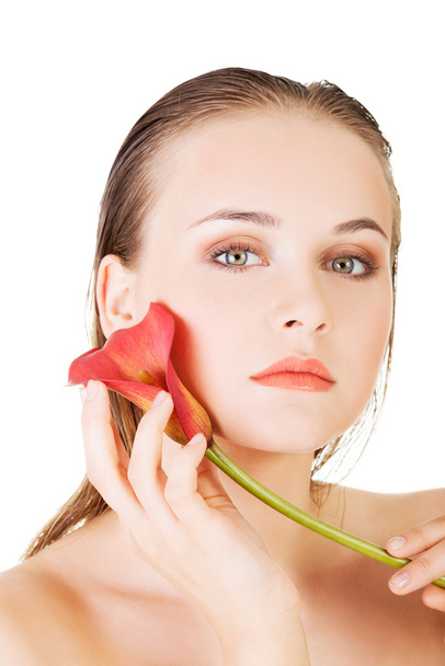 Beauty face of the young beautiful woman with flower. - Foto, Imagen
