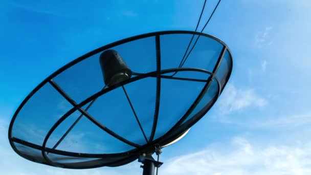 HD: TL Satellite Dish Cloudscape, su cielo blu e sfondo bianco nuvola
. - Filmati, video