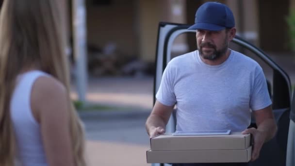Repartidor de pizza hombre dando cajas a cliente femenino
 - Imágenes, Vídeo