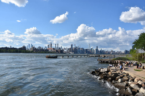 BROOKLYN, NY - JUN 30: View of Manhattan from Domino Park in Brooklyn, New York, as seen on June 30, 2019. - Foto, Imagen