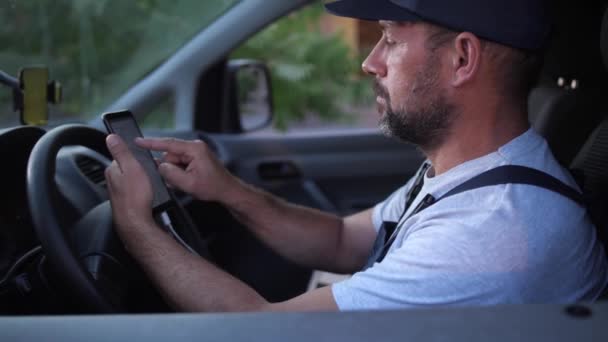 Άνθρωπος παράδοσης με γένια επιλέγοντας διαδρομή πριν από την οδήγηση - Πλάνα, βίντεο