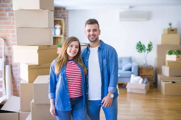 Молодая красивая пара влюбленных переезжает в новый дом, очень счастливая и веселая для новой квартиры
 - Фото, изображение