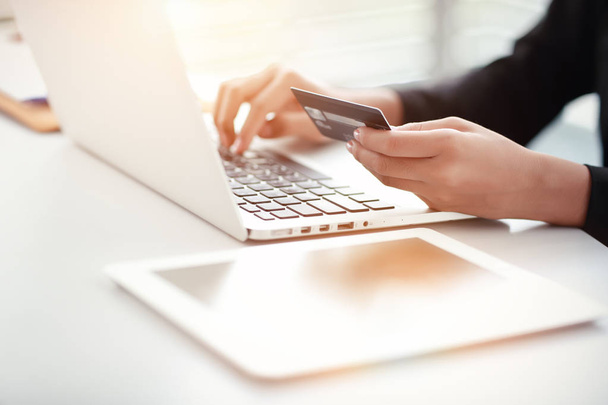 compras y pago en línea mediante el uso de ordenador portátil y tableta con tarjeta de crédito
 - Foto, Imagen