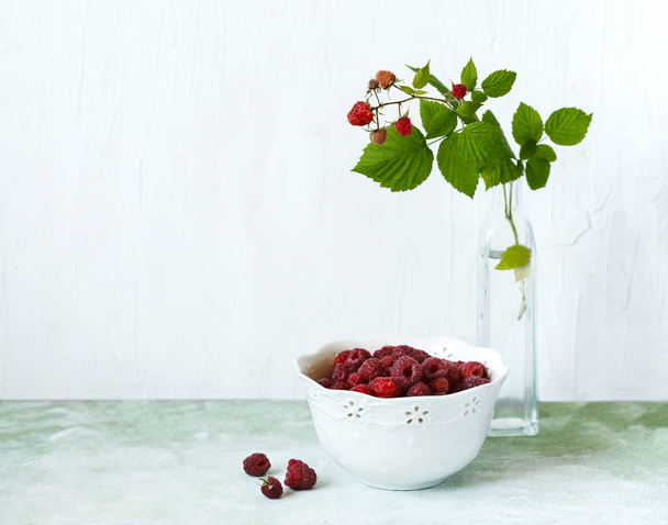 Fresh raspberries in bowl - Foto, imagen