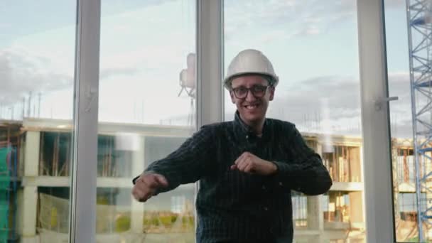 Engineer dance. Funny dancing in helmet. - Filmmaterial, Video