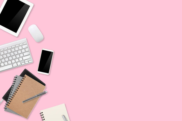 flache Lage oder Arbeitsbereich von oben Büro rosafarbener Schreibtisch mit Laptop, Kaffeetasse und Smartphone mit geschäftlichem Hintergrund - Foto, Bild