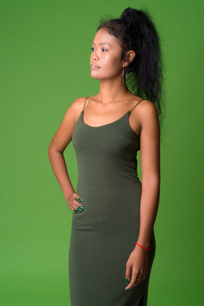 Πορτραίτο της νεαρής Ασίας γυναίκα με σγουρά μαλλιά σκέψης - Φωτογραφία, εικόνα