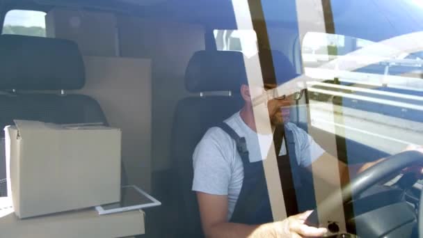 Barbudo repartidor conduciendo coche sobre puente de la ciudad
 - Metraje, vídeo