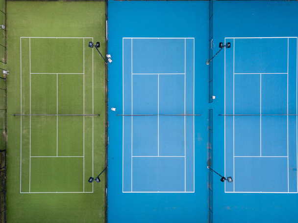 Letecká střela tří tenisových kurtů vedle sebe - Fotografie, Obrázek