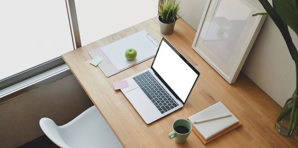Minimální domácí kancelář s otevřeným prázdným notebookem  - Fotografie, Obrázek