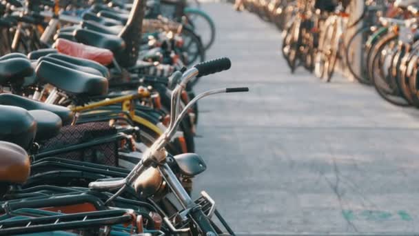 Amsterdam, Alankomaat - 21. huhtikuuta 2019: Polkupyörien pysäköinti. Monet erilaiset polkupyörät pysäköity kadulle erityisillä parkkipaikoilla. Polkupyörän ylikuormituksen ongelma maassa
 - Materiaali, video