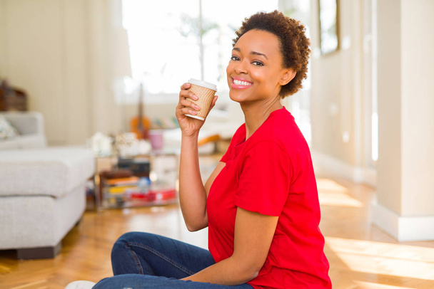 美しい若いアフリカ系アメリカ人女性でコーヒーを飲んで、ta - 写真・画像