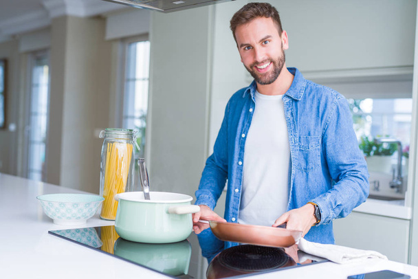 Hezký muž vaření těstoviny doma - Fotografie, Obrázek