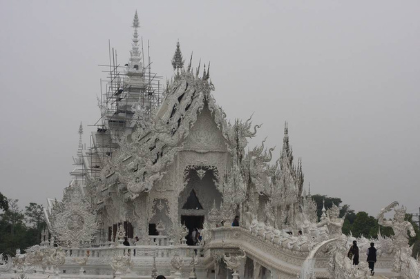 weiße Tempelansichten in Chiang Rai in Thailand - Foto, Bild
