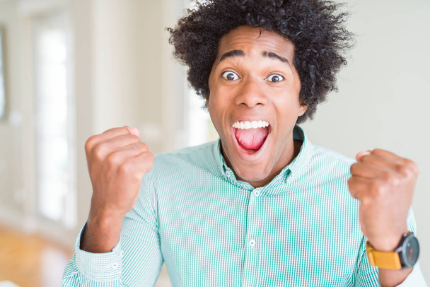 Афроамериканець ділової людини носять елегантний сорочці схвильований за успіхи з піднятими руками святкування перемоги посміхаючись. Концепція переможця. - Фото, зображення