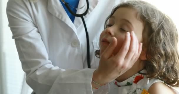 familie dokter die een klein meisje vasthoudt - Video