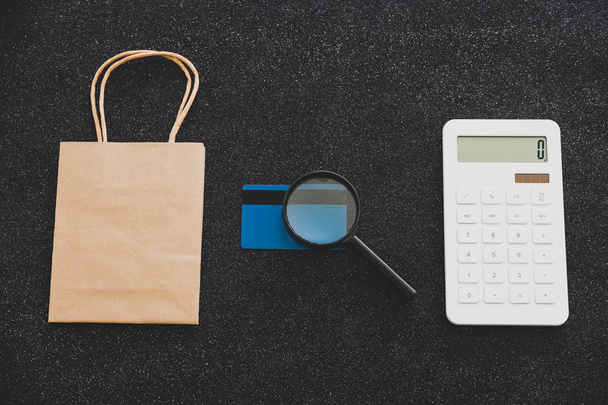 shopping bag with calculator and payment card and magnifying gla - Foto, immagini