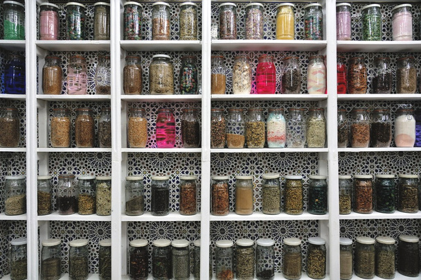 glazen potten in een Marokkaanse winkel, marrakech - Foto, afbeelding