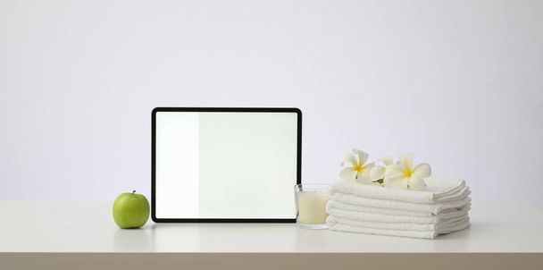 Spa aromatherapie concept met horizontale leeg scherm Tablet  - Foto, afbeelding