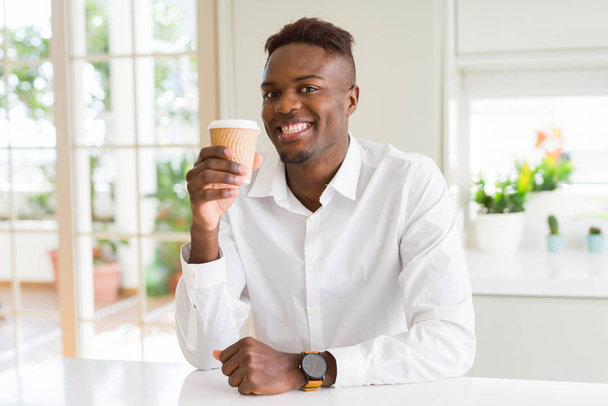 Афроамериканець людиною, посміхаючись, впевнено пили каву в take away паперових склянок - Фото, зображення
