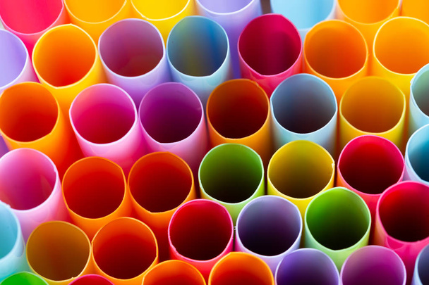 Крупним планом соломинки в різних дизайнах, кольорах
 - Фото, зображення