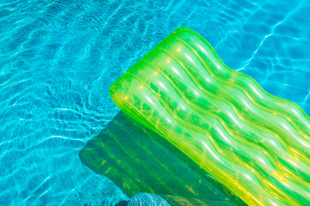 Colorido anillo de natación o flotador de goma alrededor del agua de la piscina
 - Foto, imagen