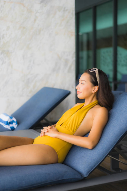 Retrato asiático bonito jovem mulher feliz sorriso relaxar ao redor ou
 - Foto, Imagem