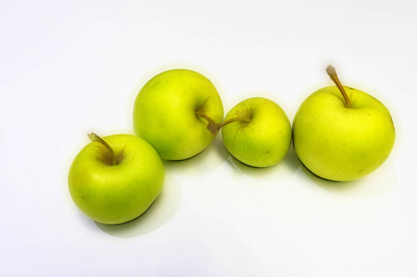 закрыть зеленые яблоки на белом фоне
. - Фото, изображение