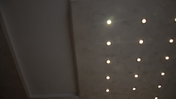 Změna barvy světel na stropě - Záběry, video
