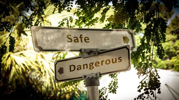 Street Sign veilig versus gevaarlijk - Foto, afbeelding