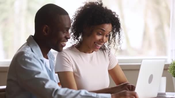 Couple noir lire email hurlant de bonheur par des nouvelles étonnantes
 - Séquence, vidéo