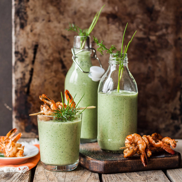 Chilled Cucumber Soup with Prawns - Foto, imagen