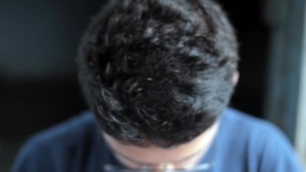 Δύο χέρια κάνει μασάζ μαλλιά στο κεφάλι του ένα Καυκάσιος αρσενικό έφηβος απομονώνεται σε μαύρο φόντο. - Πλάνα, βίντεο