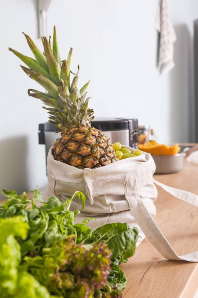 Sac écologique avec produits frais sur le comptoir dans la cuisine
 - Photo, image