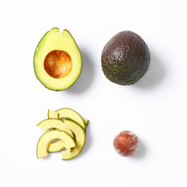 Samenstelling met rijpe avocado 's op witte achtergrond - Foto, afbeelding