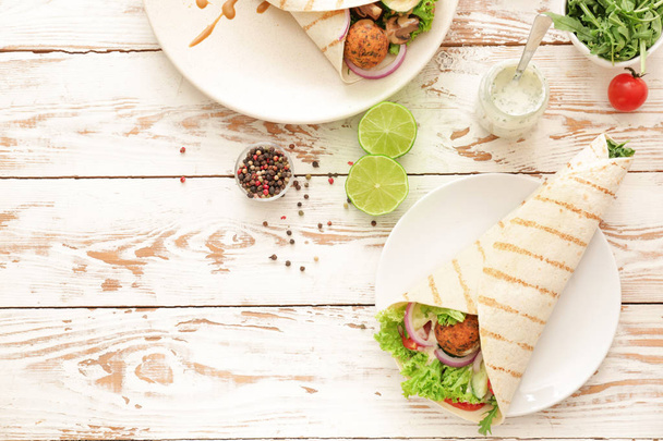 Assiette avec délicieuse falafel pita sur table en bois
 - Photo, image